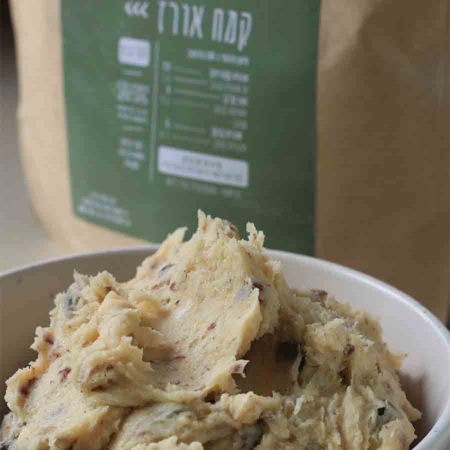 בצק עוגיות שוקולד צ'יפס מקמח אורז שטיבל בתוך קערה לבנה לפני האפייה